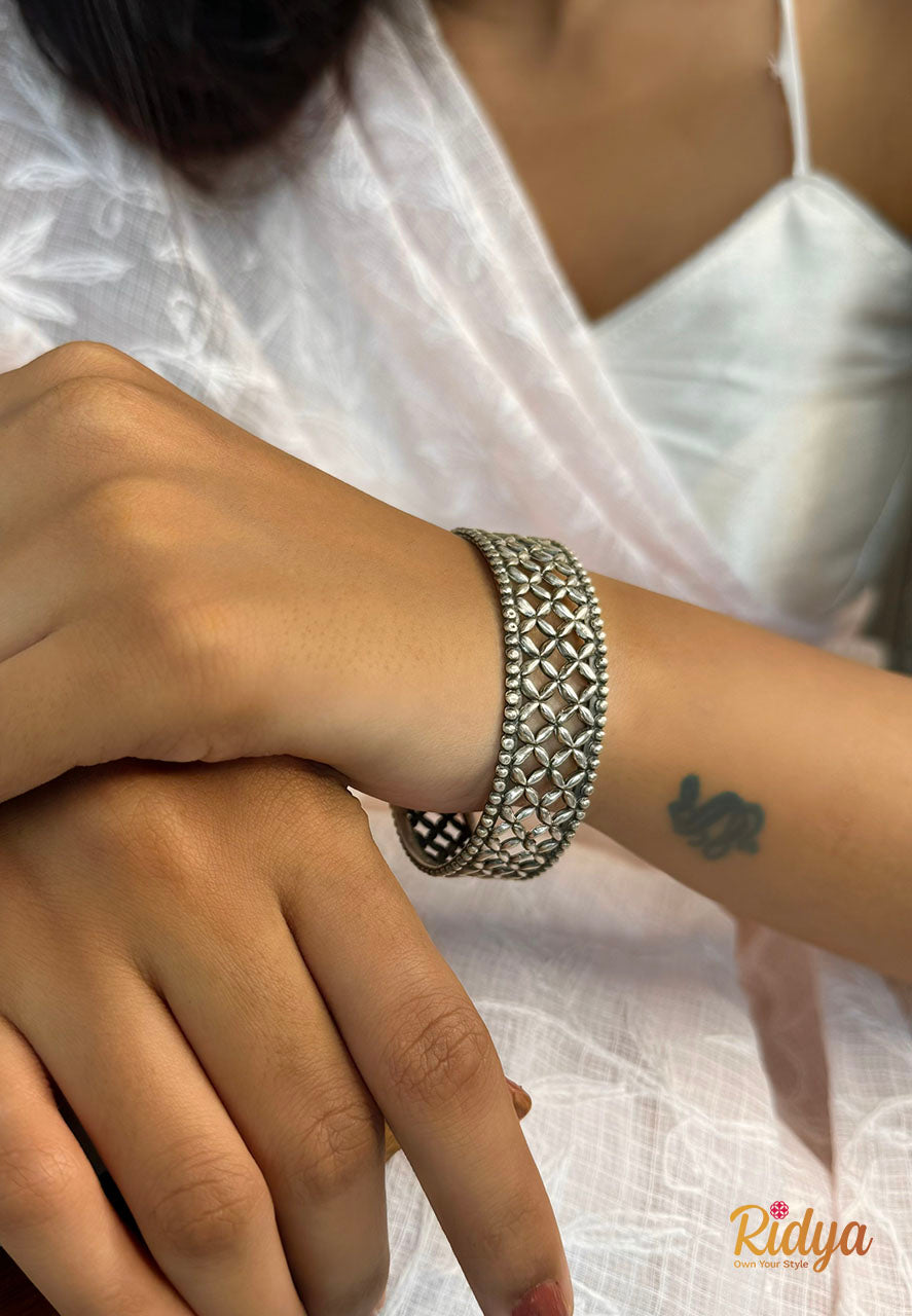 Shop Silver Bangles Online-Floral Jaal Dana Rim Classic Bangle (1) Ridya Fashions