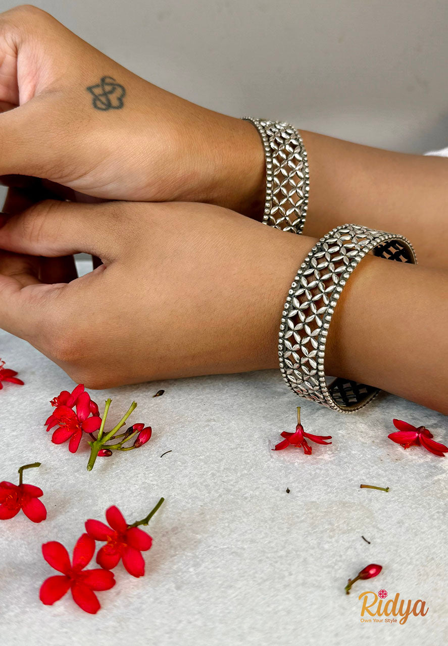 Shop Silver Bangles Online-Floral Jaal Dana Rim Classic Bangle (2) Ridya Fashions