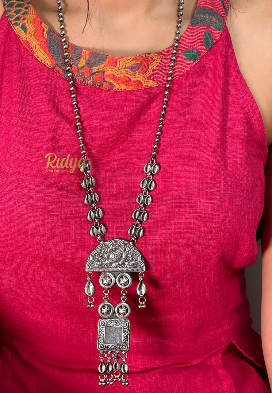Silver Necklace Design-Intricate Work Shell Details Statement Necklace (1) Ridya Fashions