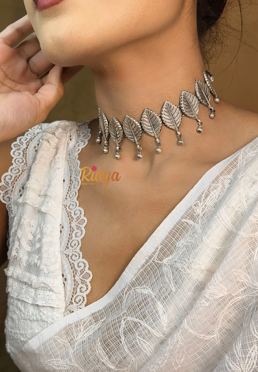 Textured Leaf Ghungru Drop Choker